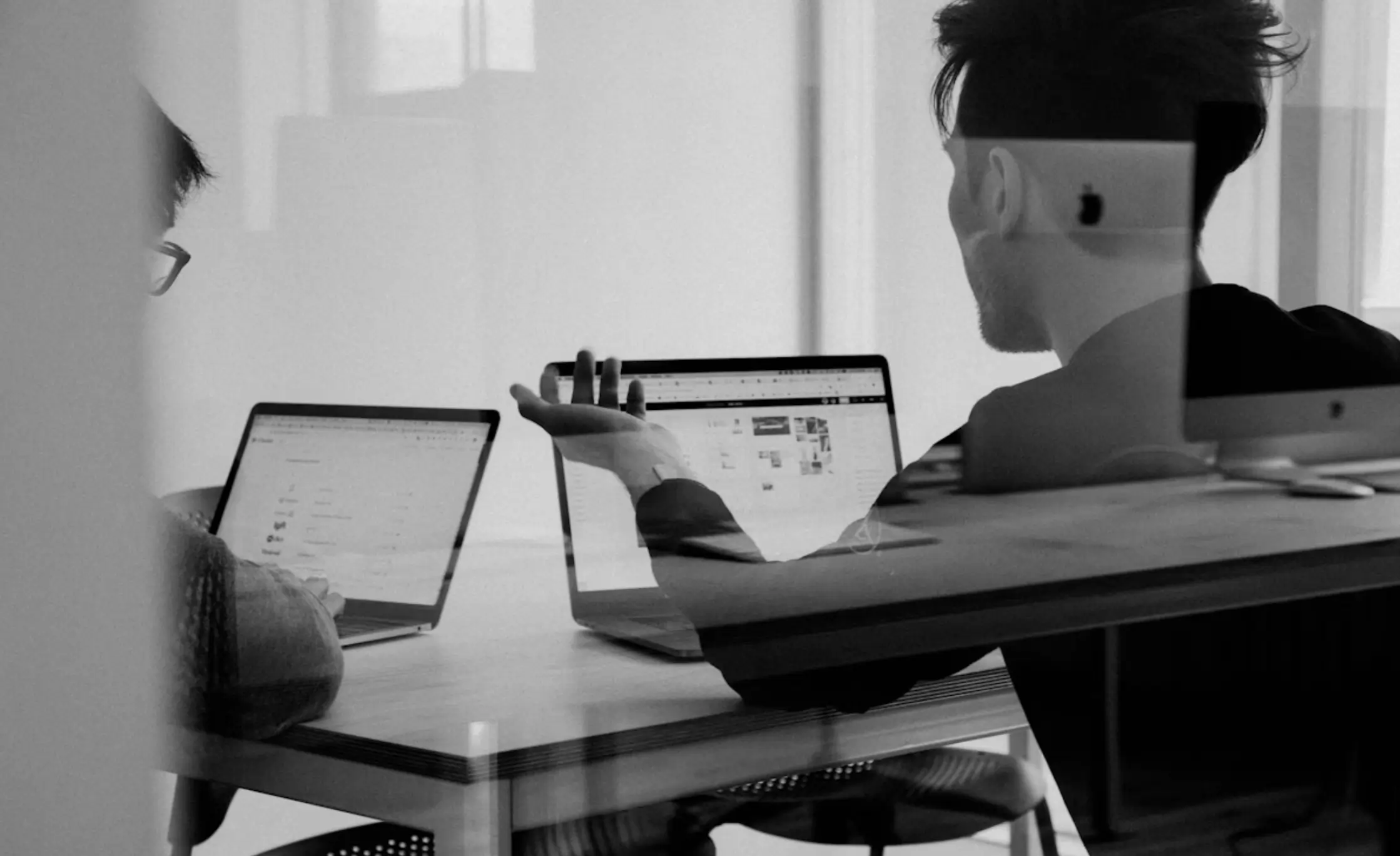 Equipo trabajando en estrategia de marketing digital con gráficos