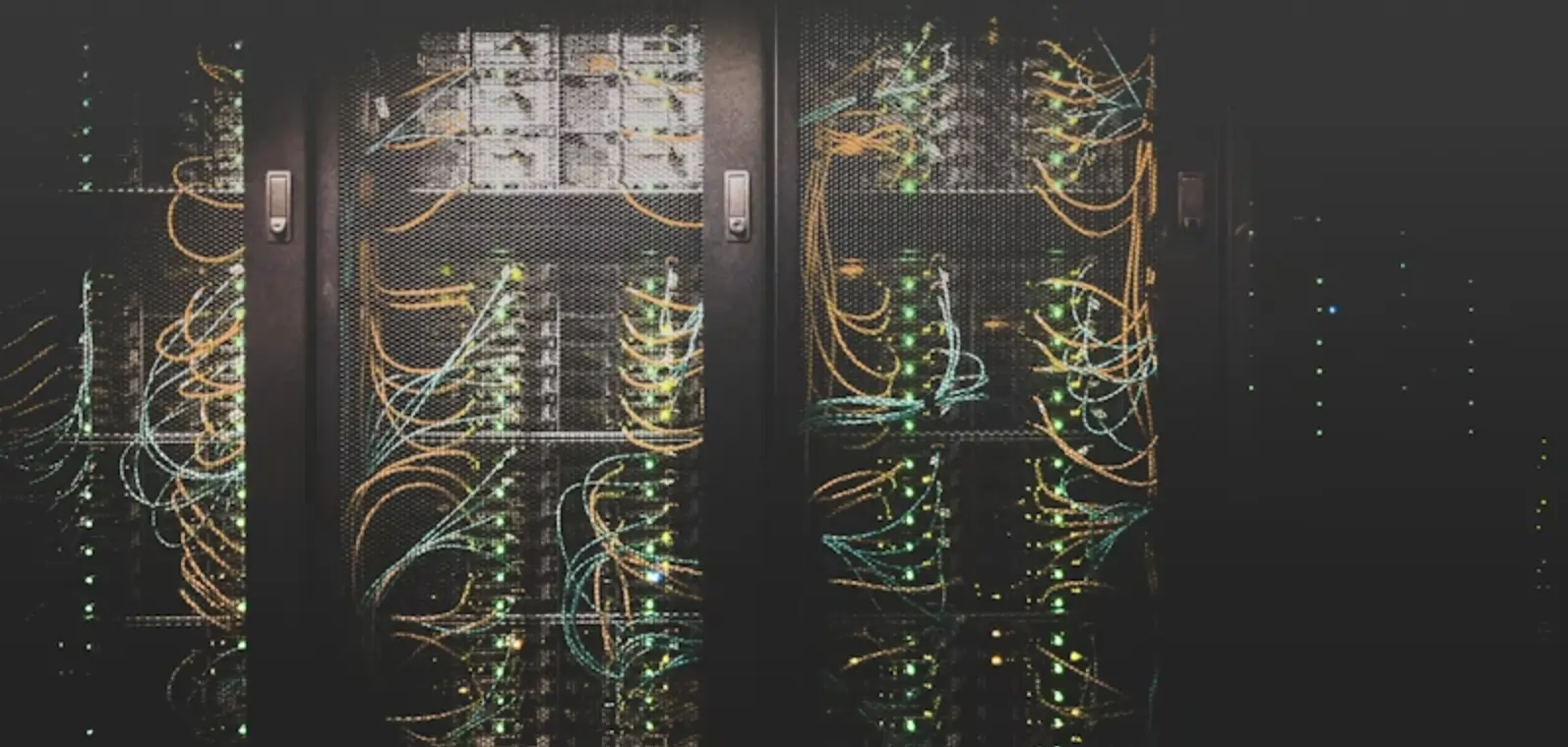 Servidor de datos con luces LED en un centro de datos oscuro